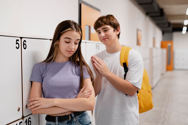 Ragazzo medio che si scusa con la ragazza