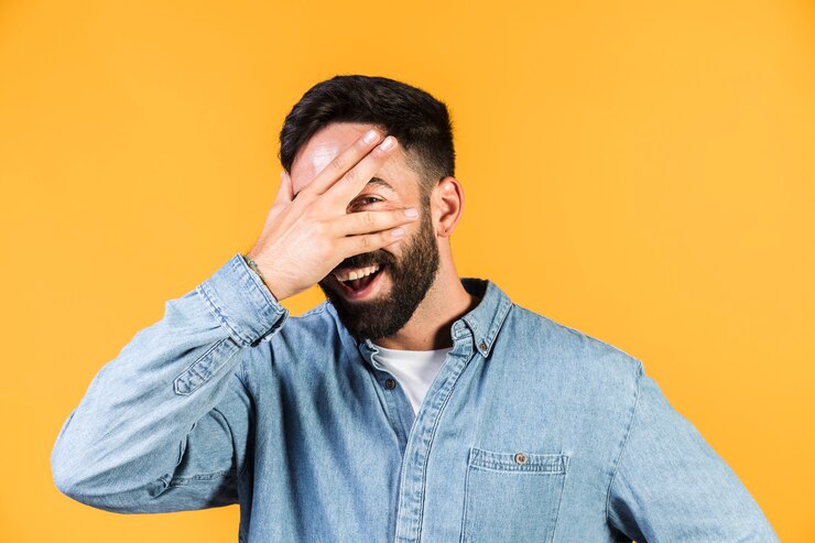 Foto gratuito ragazzo medio sparandogli gli occhi