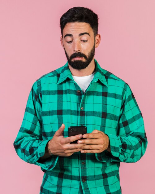 Ragazzo medio sparato che guarda al telefono