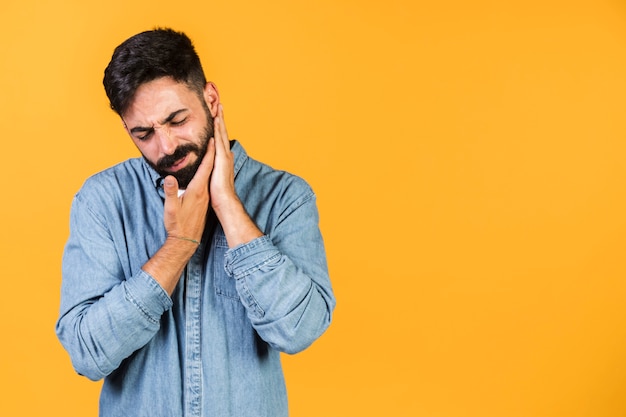 Ragazzo medio sparato con le mani sul suo mento