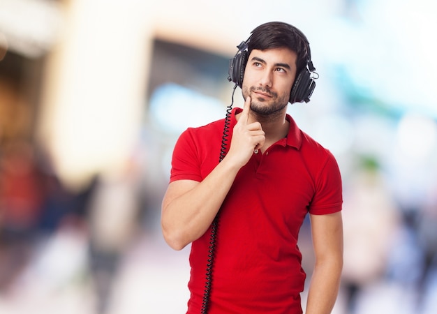 ragazzo Pensieroso l&#39;ascolto di musica