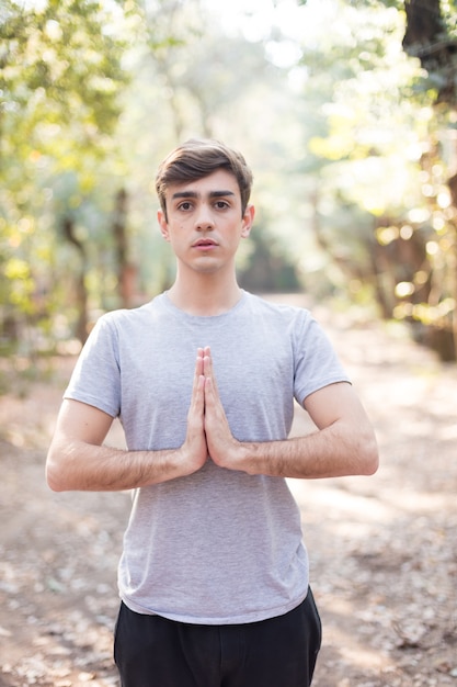 ragazzo Relaxed meditazione