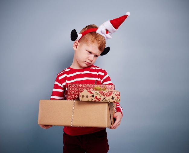 Ragazzo scontento con regalo di Natale