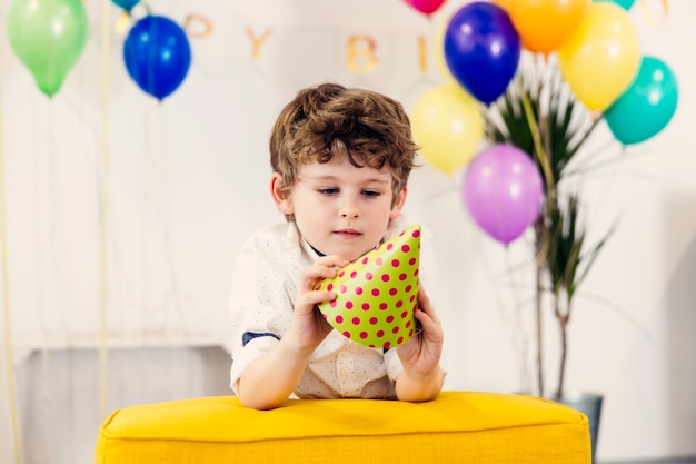 Ragazzo serio che si siede sul compleanno