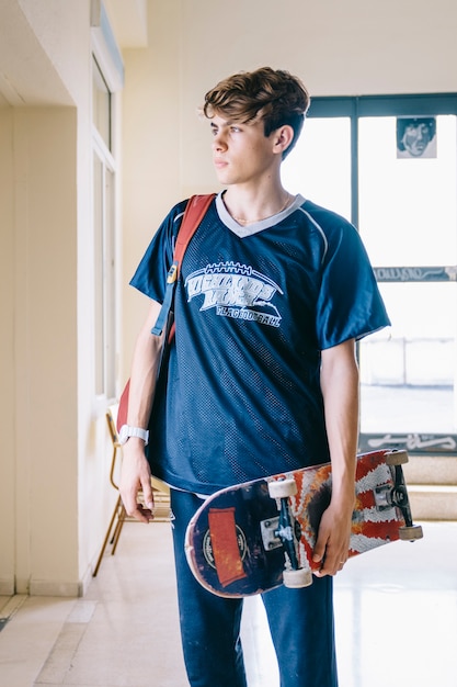 Ragazzo, skateboard, scuola, buidling