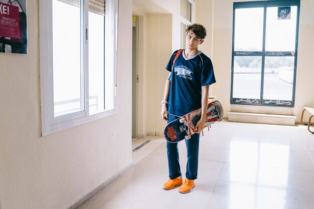 Ragazzo, skateboard, scuola