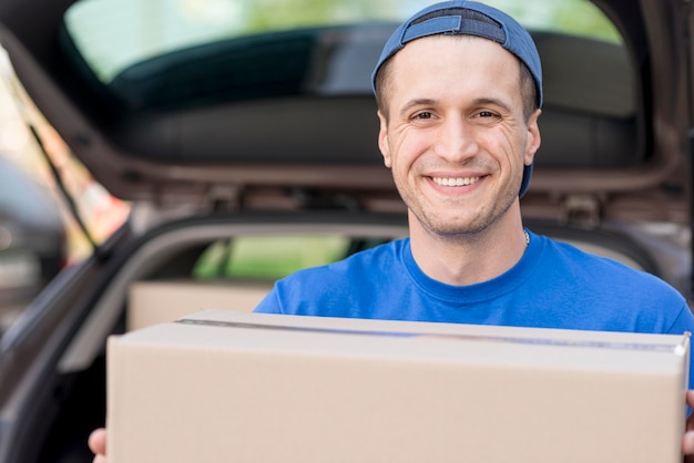 Ragazzo sorridente che porta cappello blu