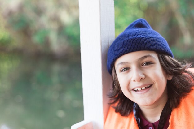 Ragazzo sorridente con tappo a maglia