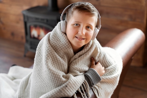 Ragazzo sorridente con tiro medio che indossa le cuffie