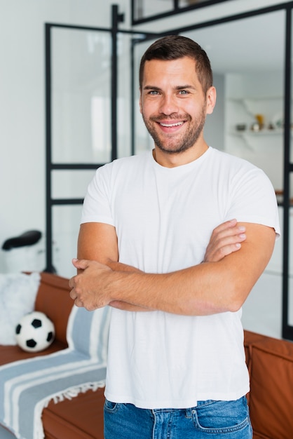 Ragazzo sorridente e con le braccia incrociate