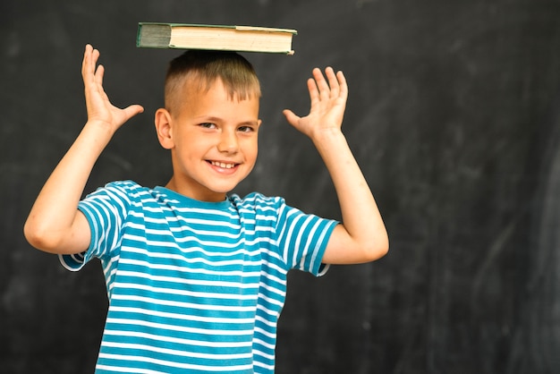 Ragazzo sorridente in posa con il libro