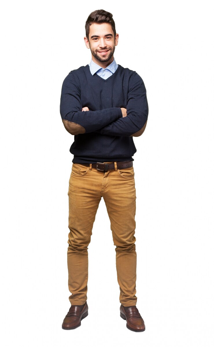 Foto gratuito ragazzo tranquillo che mostra le braccia incrociate