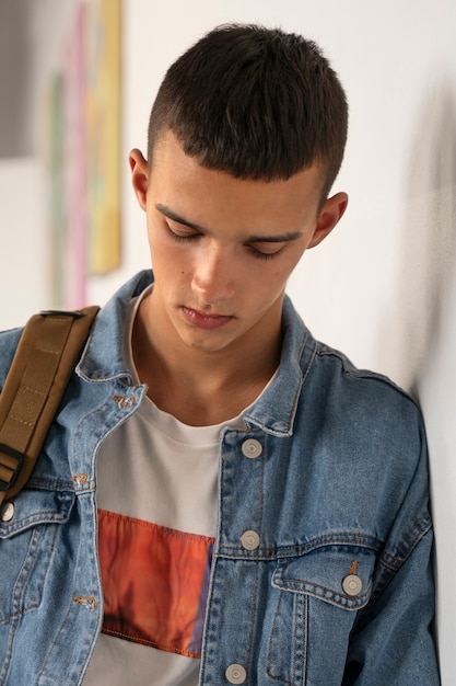 Ragazzo triste di vista frontale a scuola