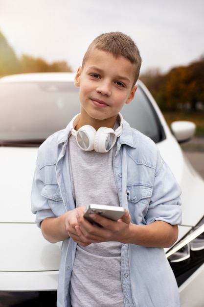 Ragazzo vicino a un'auto elettrica