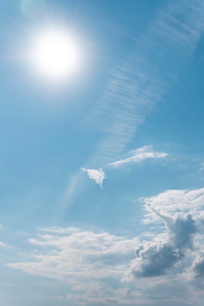 Raggi di sole sul cielo nuvoloso