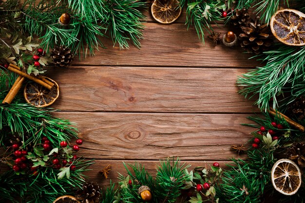 Rami di abete di Natale sul bordo di legno