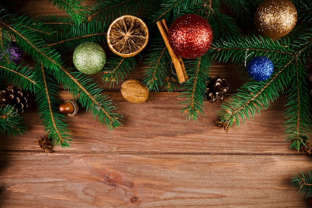 Ramoscelli di Natale con palle di ornamento