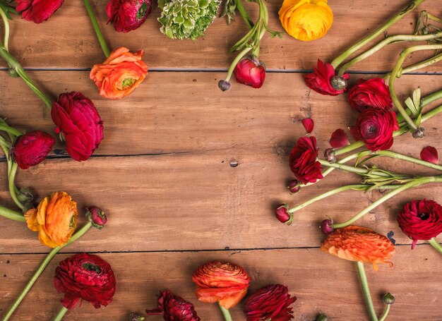 Ranunkulyus bouquet di fiori rossi su fondo in legno