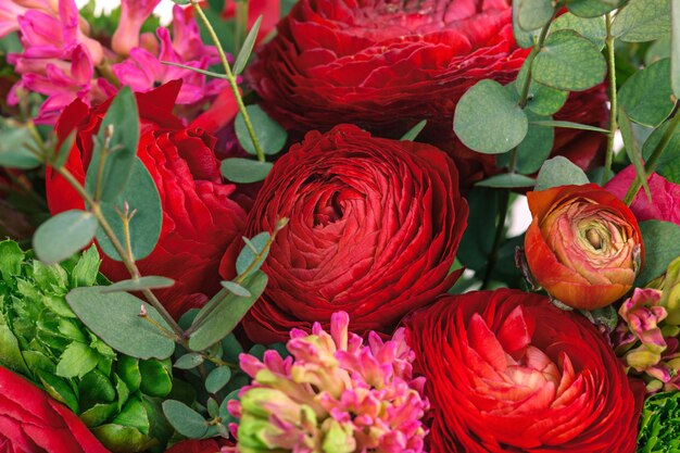 Ranunkulyus bouquet di fiori rossi