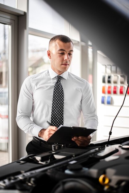 Rappresentante di vista frontale che controlla un'automobile