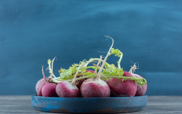 Foto gratuito ravanelli deliziosi nella ciotola, sul tavolo di marmo.