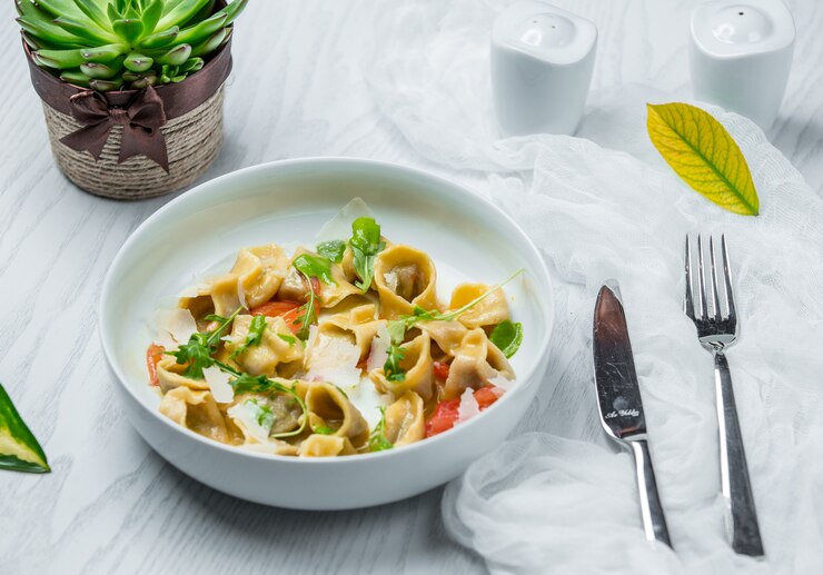 Foto gratuito ravioli con formaggio e verdure sul tavolo