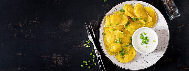 Ravioli con spinaci e ricotta.