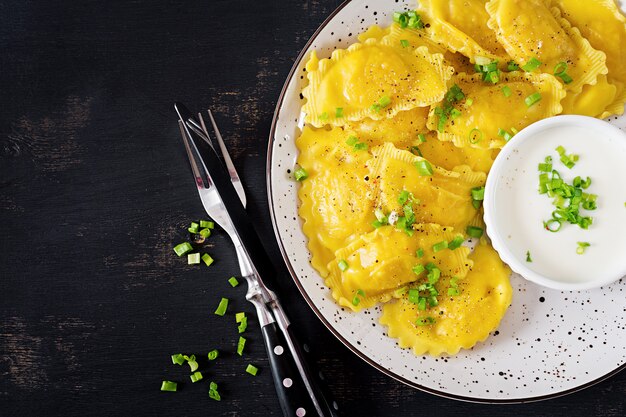 Ravioli con spinaci e ricotta.