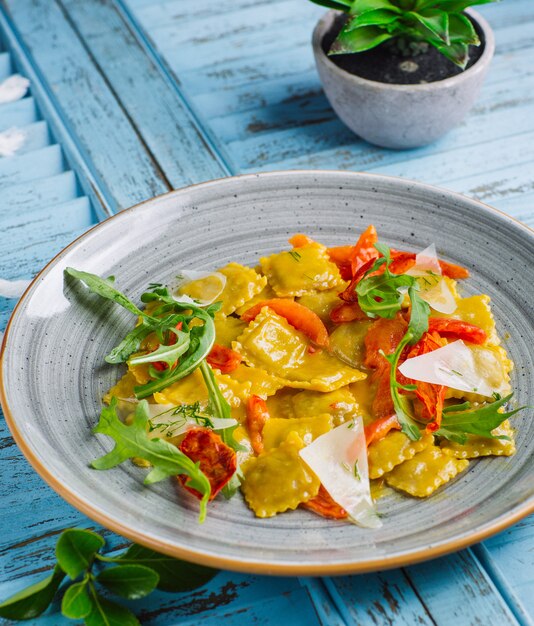 ravioli di spinaci e ricotto con parmigiano, pomodori secchi, rucola