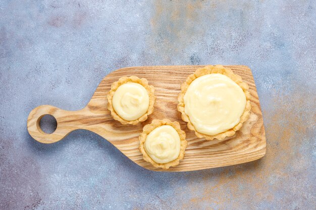 Realizzare mini tartellette fatte in casa rustiche, vista dall'alto.