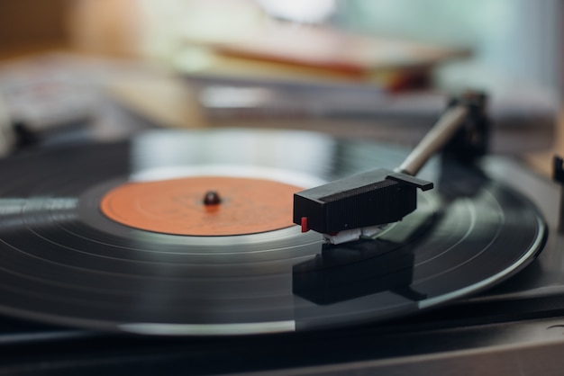 Record di vinile in un lettore