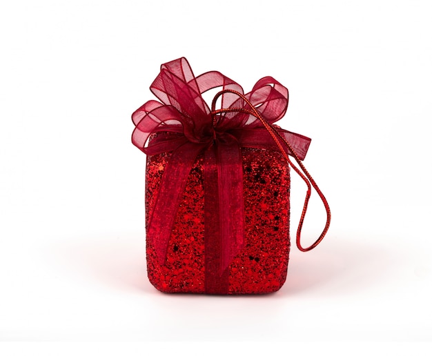 Red regalo con nastro fiocco isolato su sfondo bianco