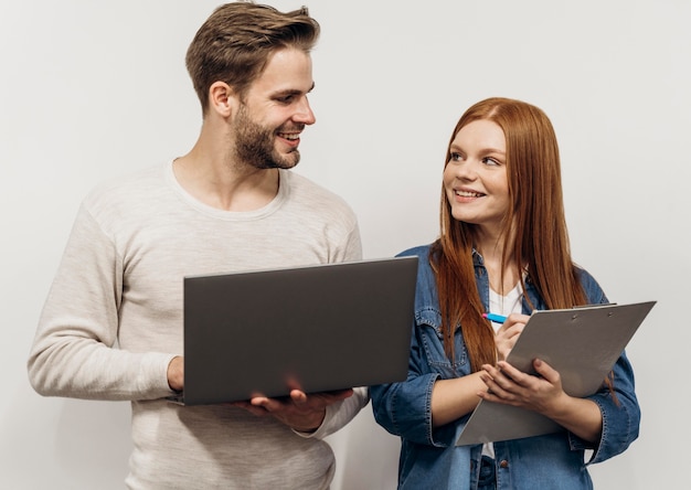 Redhead imprenditrice lavorando su un computer portatile con il suo collega