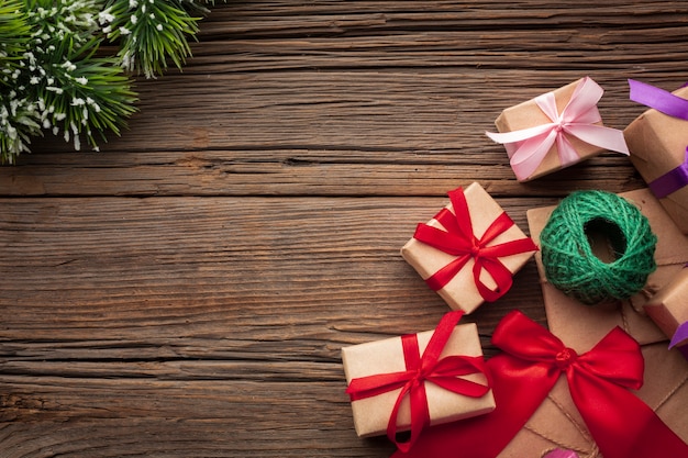 Regali di natale di vista superiore con lo spazio della copia