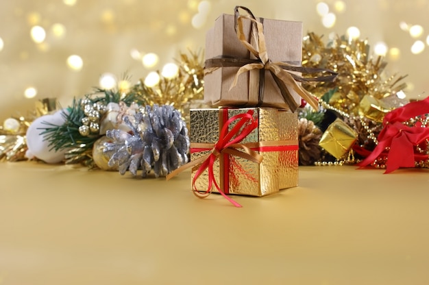 Regali di Natale e decorazioni su fondo oro