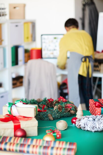 Regali di Natale e decorazioni sul tavolo