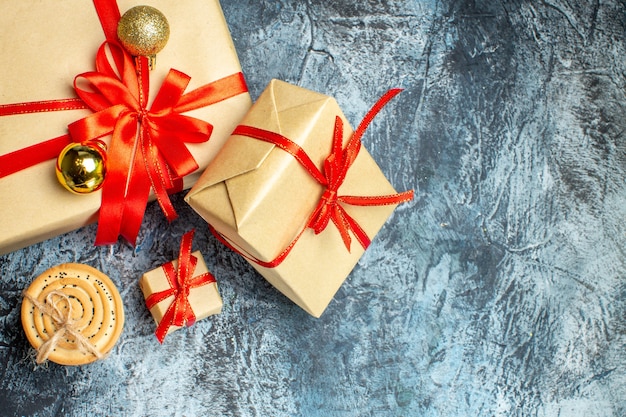 Regali di Natale vista dall'alto con biscotti dolci su sfondo chiaro-scuro