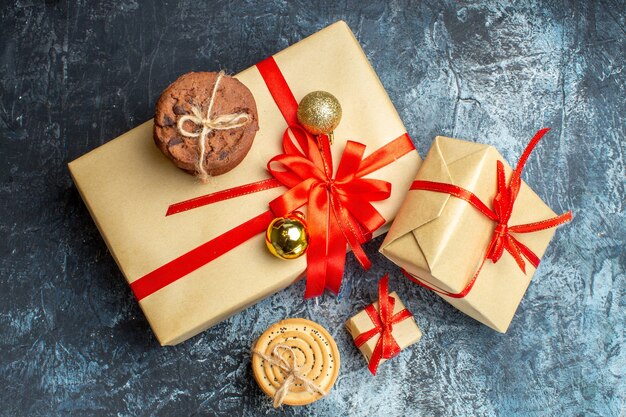 Regali di Natale vista dall'alto con biscotti dolci su sfondo chiaro-scuro