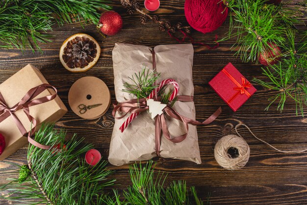 Regali Di Natale Coppia.Coppia Di Innamorati In Regali Di Cappelli Di Babbo Natale Foto Premium