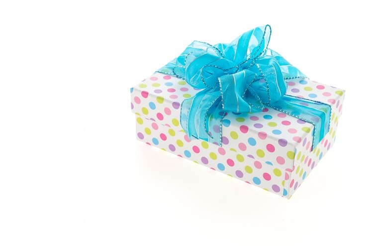 Foto gratuito regalo cerchi colorati con un fiocco blu