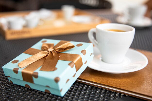 Regalo del mattino con una tazza di caffè