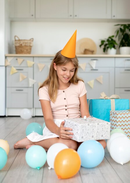 Regalo della holding della ragazza sorridente a tutto campo