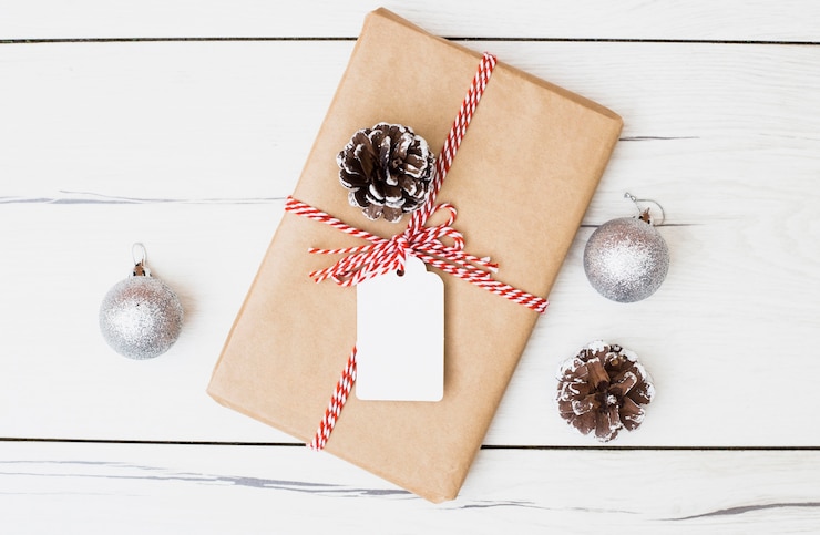 Foto gratuito regalo di natale con carta e decorazioni