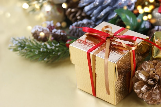 Regalo di Natale dorato annidato in decorazioni