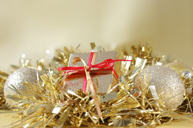 Regalo di Natale e decorazioni in oro tinsel