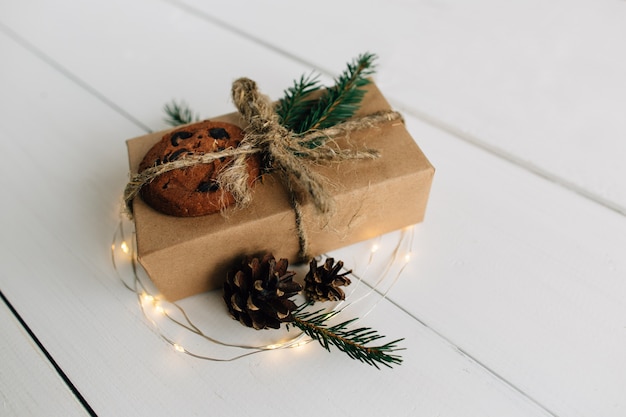 Regalo di Natale su un tavolo di legno bianco. Concetto di Natale