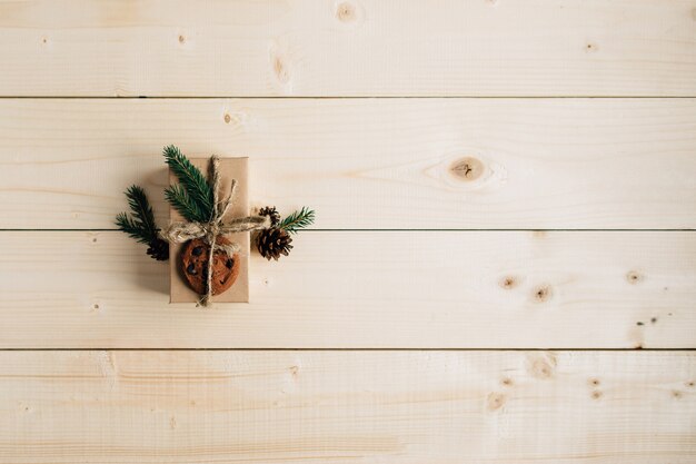 Regalo di Natale sul tavolo di legno rustico.