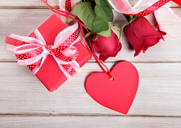 regalo di San Valentino e tag a forma di cuore con rose