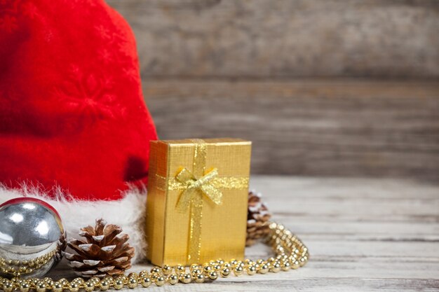 regalo gialla accanto cappello della Santa
