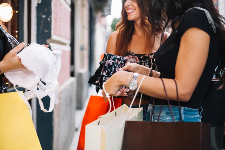 Foto gratuito reggiseno della holding della donna
